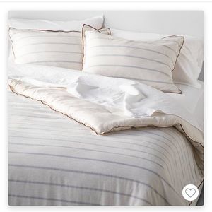 Magnolia size king comforter and 2 shams